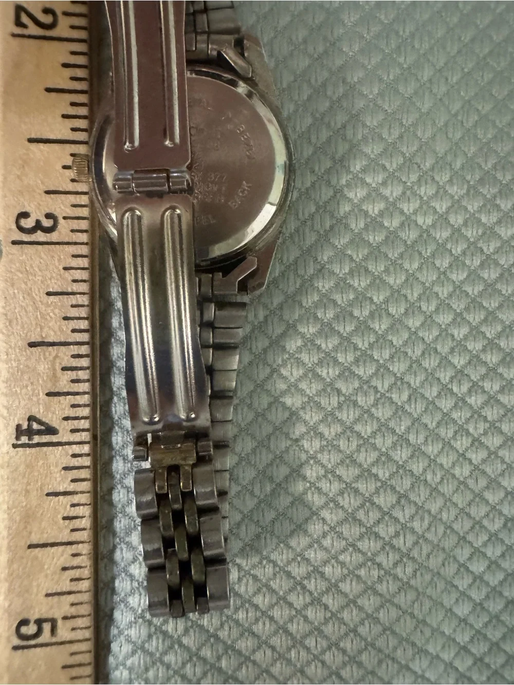 Watch It Unisex Silver-Tone Quartz Wristwatch with Easy-Read Dial